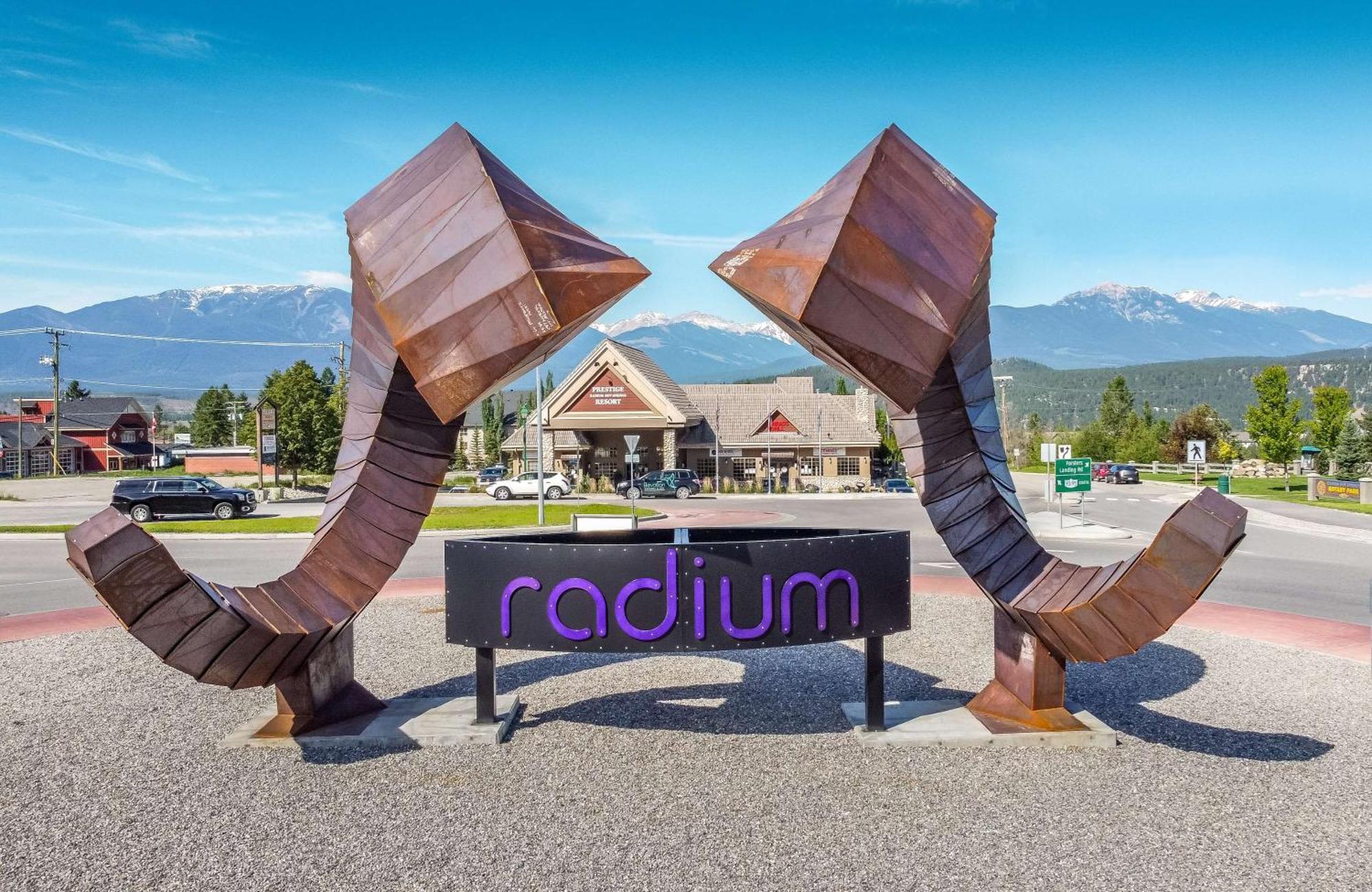 Prestige Radium Hot Springs Resort, Worldhotels Crafted Exterior photo